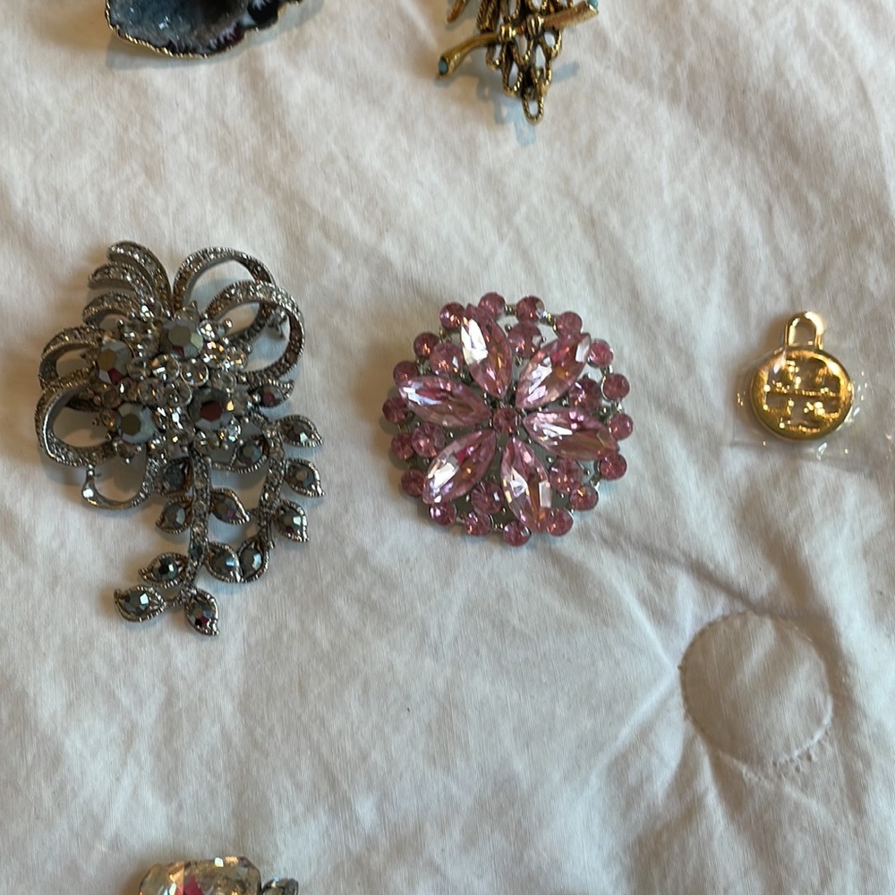 Lot of jewelry.  Broaches, earrings, bracelets, pendants. - Picture 3 of 6